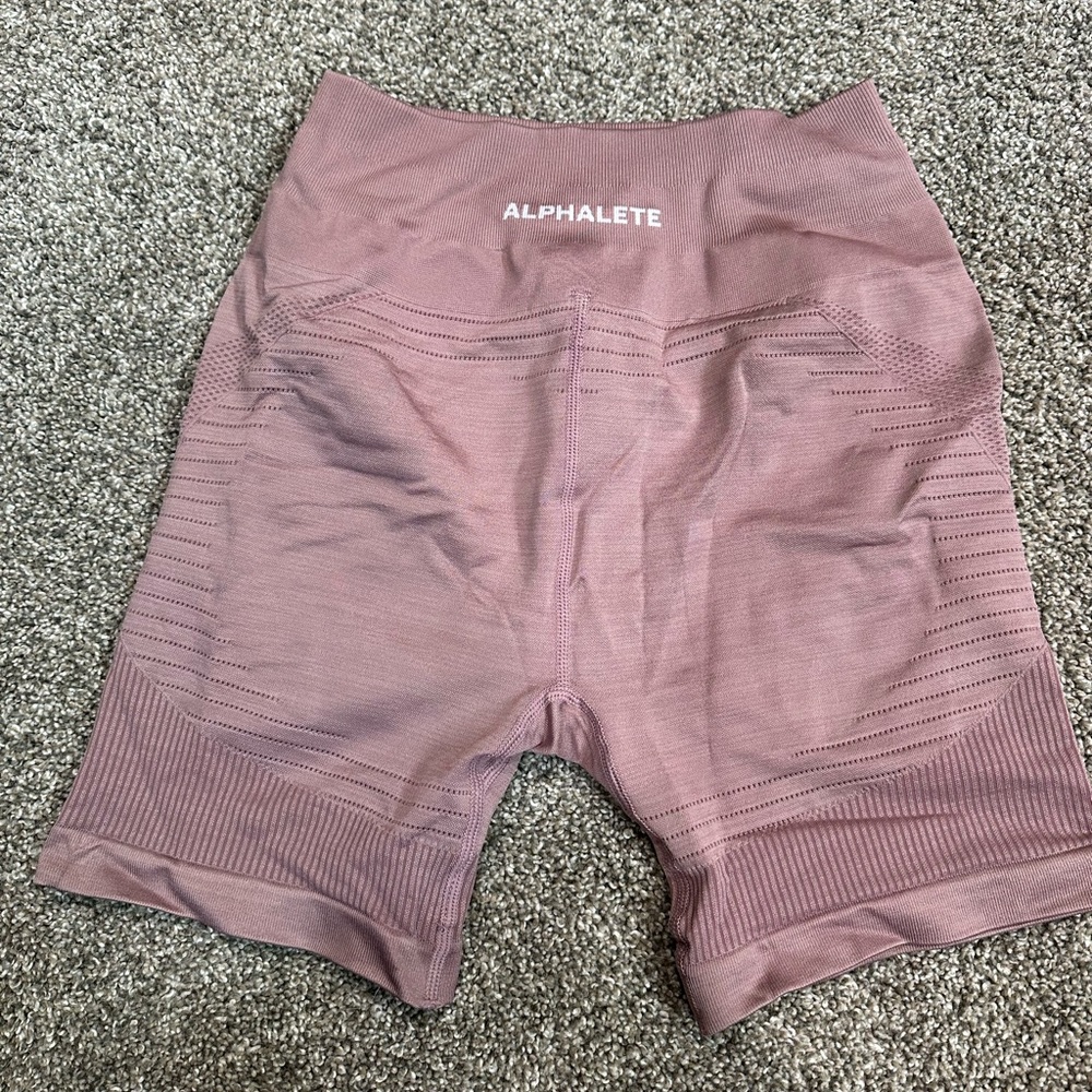 Alphalete ozone shorts medium in mauve color